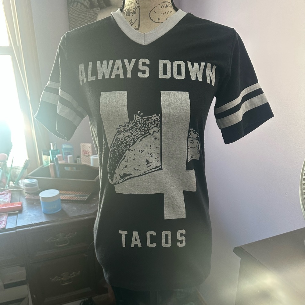 “ Always down 4 Tacos” softball T-shirt 😂😂
Women’s size small